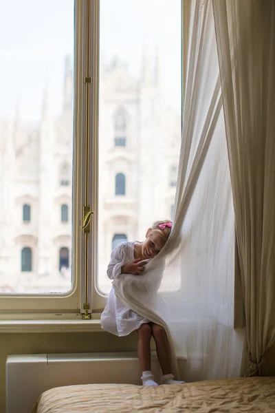 Adorabile bambina che guarda fuori dalla finestra il Duomo, Milano, Italia — Foto Stock