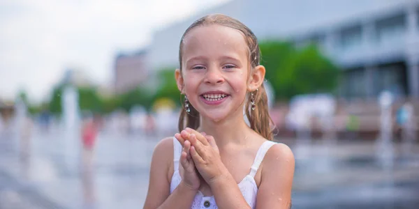 Retrato de la pequeña chica mojada feliz al aire libre — Foto de Stock