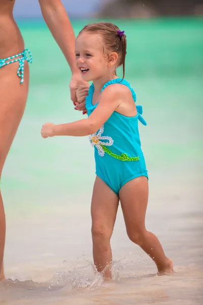 Entzückendes kleines Mädchen während eines tropischen Strandurlaubs — Stockfoto