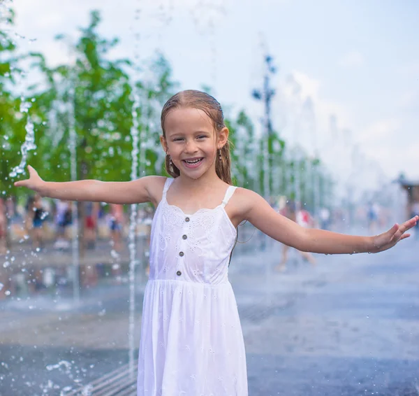 Retrato de la pequeña chica mojada feliz al aire libre — Foto de Stock