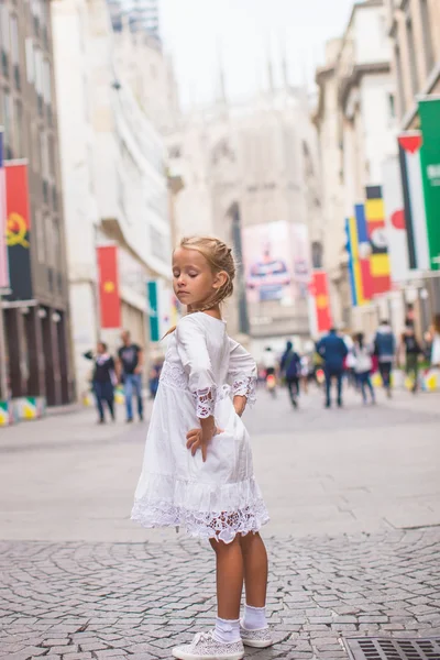 Niña adorable caminando en Milán en vacaciones italianas —  Fotos de Stock