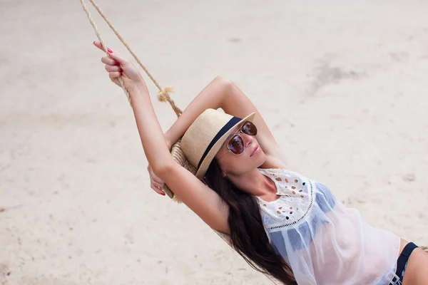 Mujer joven disfrutando de un día soleado en la hamaca — Foto de Stock
