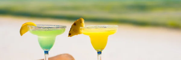 Zwei leckere alkoholische Cocktails vor dem Hintergrund des türkisfarbenen Meeres — Stockfoto