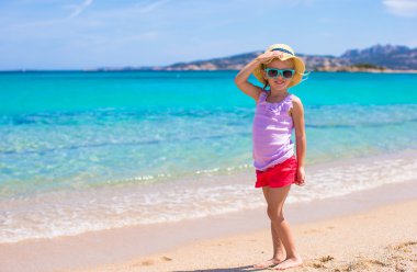 Sevimli küçük kız tatilde tropikal sahilde iyi eğlenceler.