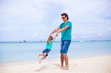 genç Baba ve tropikal plaj tatil sırasında küçük kız