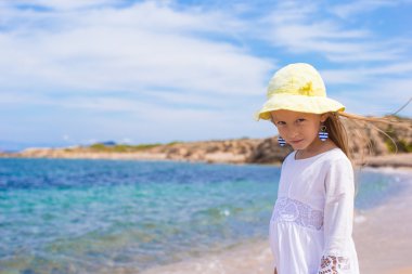 sevimli küçük kız açık havada yaz tatili sırasında