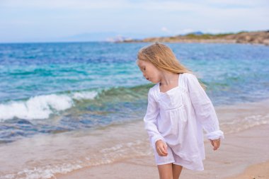 Sevimli küçük kız tatilde tropikal sahilde iyi eğlenceler.