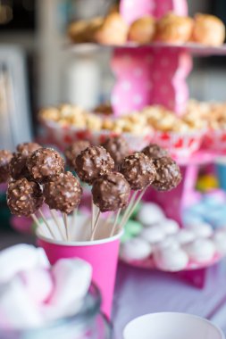 Çocuklar doğum günü partisinde çöl masada çikolata cakepops