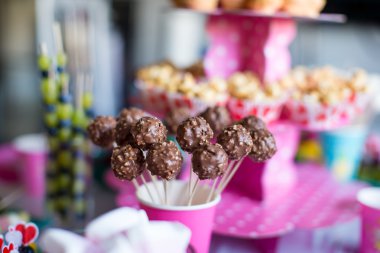 çikolata cakepops tarih tatil tatlı masasında çocuğun doğum günü partisi