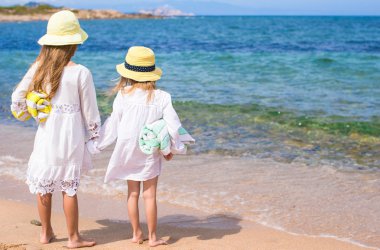 çok sevimli şirin kızlar beyaz plaj tatil sırasında eğlenin