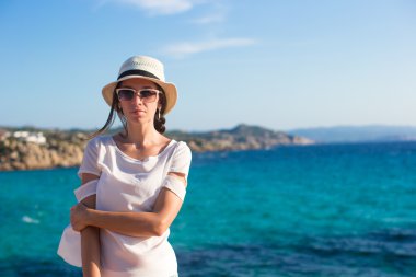 Yaz tatili sırasında genç güzel kız