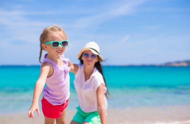 jonge moeder en haar schattige kleine dochter tijdens de zomervakantie