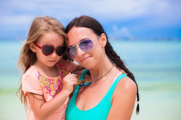 Hppy family of mom and girl during summer beach vacation — Stock Photo, Image