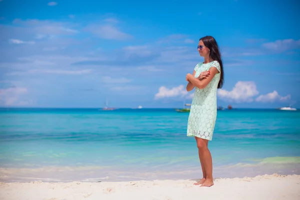Jonge vrouw op strandvakantie — Stockfoto