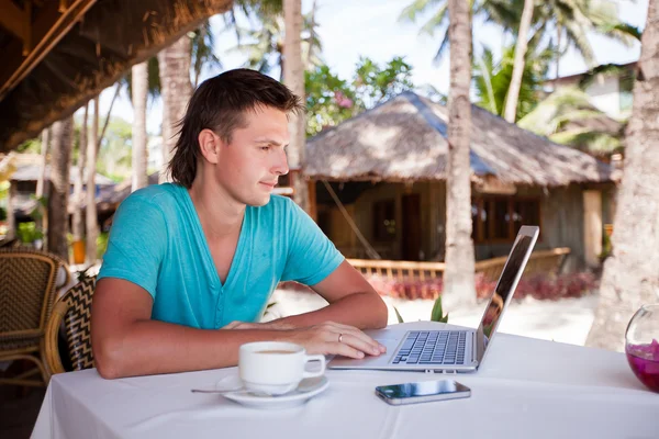 Ung affärsman med laptop under sommarlovet tropiska — Stockfoto