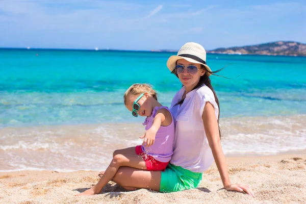 Mladá matka a její rozkošná malá dcera během letních prázdnin — Stock fotografie