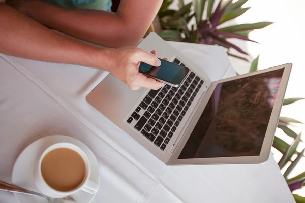 Young businessman using laptop during summer tropical vacation — Stock Photo, Image