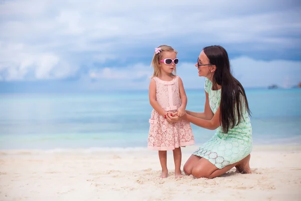 Liten jente og lykkelig mor i sommerferien – stockfoto