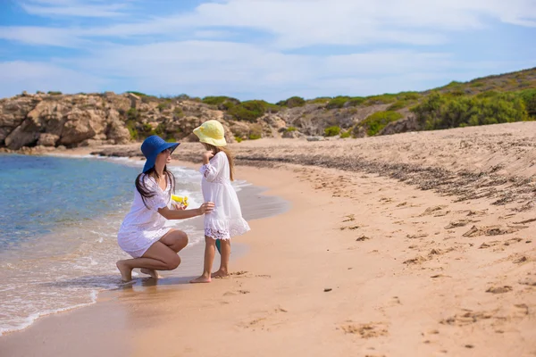 Menina e mãe feliz durante as férias de verão — Fotografia de Stock