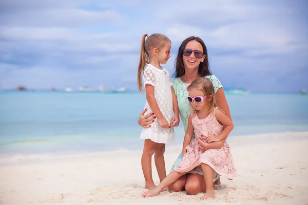 Glückliche Mutter und zwei ihrer Kinder an einem sonnigen exotischen Strand — Stockfoto