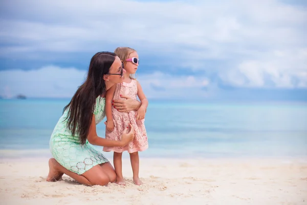 Niña y mamá feliz durante las vacaciones de verano — Foto de Stock