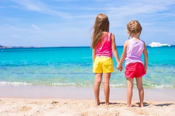 Rozkošné holčičky na pláži během letních prázdnin — Stock fotografie