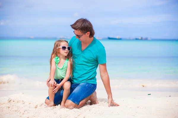 Young father and little daughter during tropical beach vacation — Stock Photo, Image