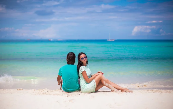 Νεαρό ζευγάρι χαρούμενος να διασκεδάσετε στις διακοπές παραλία γίνεται — Φωτογραφία Αρχείου