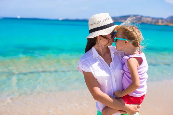 Fiatal anya és imádnivaló kis lányát során nyaralás — Stock Fotó