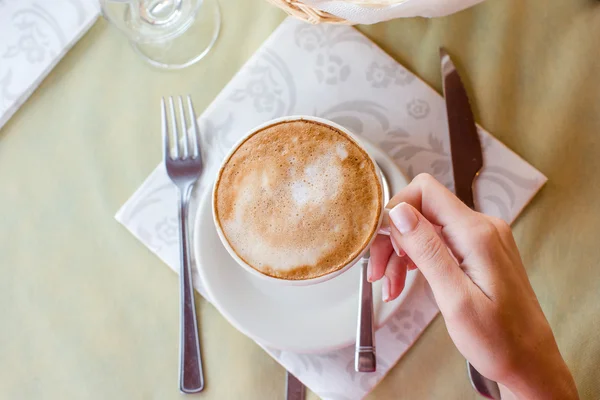 Chutné a šťavnaté cappuccino na snídani v kavárně — Stock fotografie