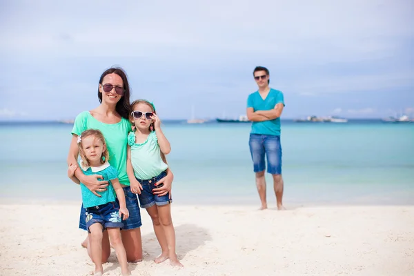 Yaz tatili sırasında dört kişilik mutlu aile — Stok fotoğraf