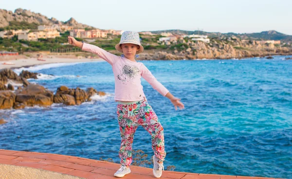 Adorable little girl have fun outdoors — Stock Photo, Image