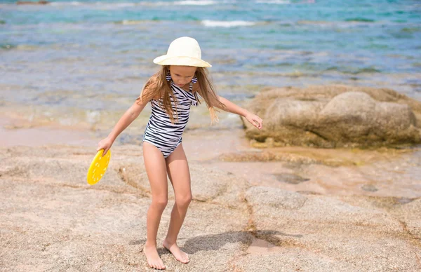 Adorable little girl have fun at tropical beach — Stock Photo, Image
