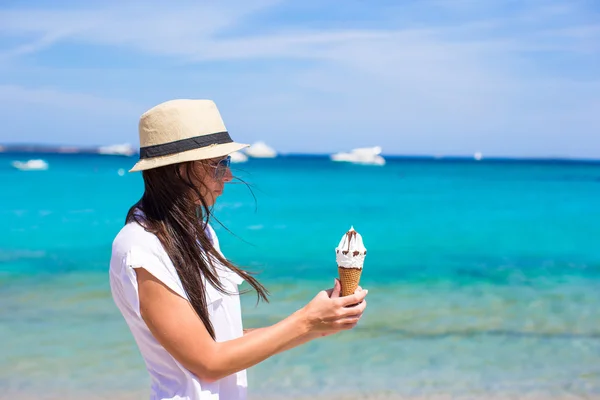 在地处热带的海滩上吃冰激淋的可爱女人 — 图库照片