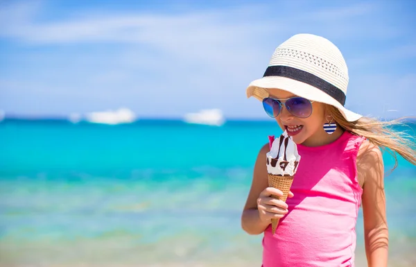 Menina adorável com sorvete na praia tropical — Fotografia de Stock