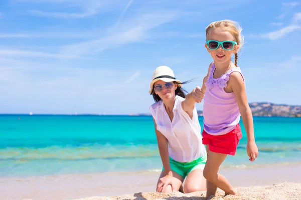 Joven madre y su adorable hijita durante las vacaciones de verano —  Fotos de Stock