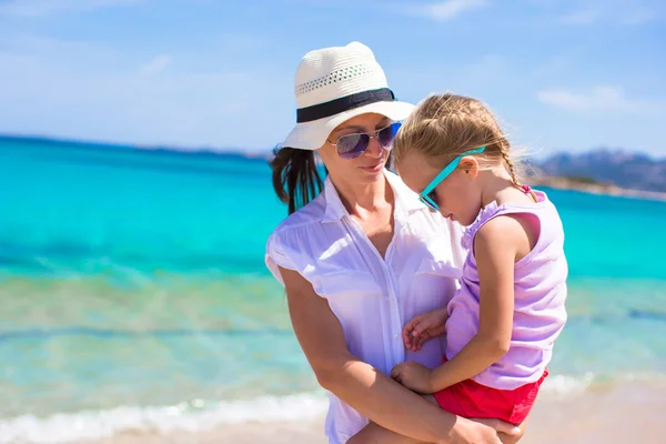 Lyckliga familjen under sommarlovet — Stockfoto