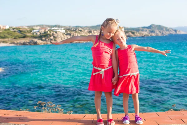 Schattige kleine meisjes in tropisch strand tijdens de zomervakantie — Stockfoto