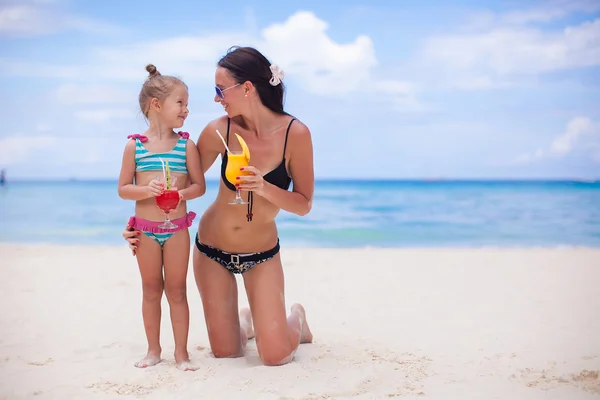 Mała dziewczynka i szczęśliwa mama podczas letnich wakacji na plaży — Zdjęcie stockowe