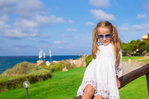 Adorável menina ao ar livre durante as férias de verão — Fotografia de Stock