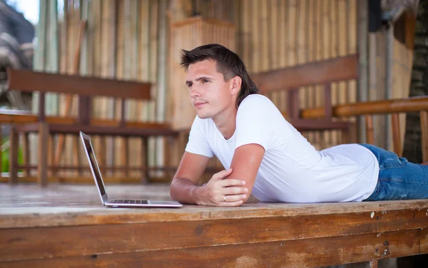 Młody biznesmen korzysta z laptopa podczas tropikalny wakacje lato — Zdjęcie stockowe