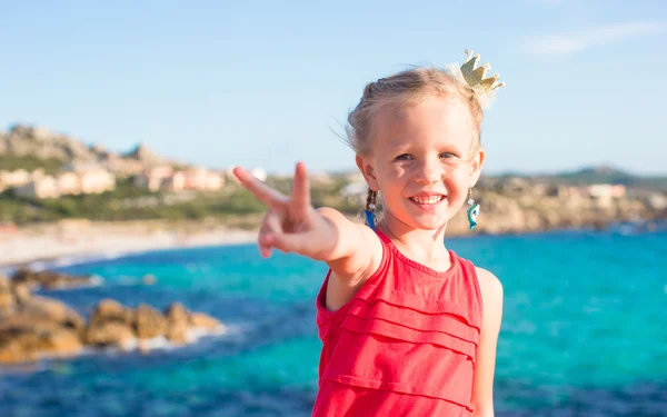 Adorable niña divirtiéndose en la playa tropical —  Fotos de Stock