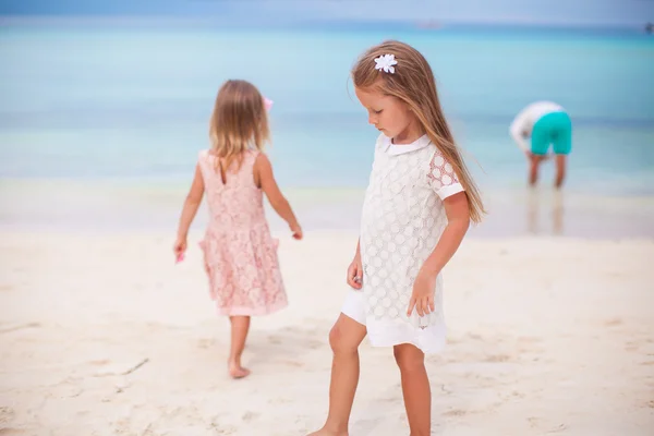 Adorabili bambine in spiaggia durante le vacanze estive — Foto Stock