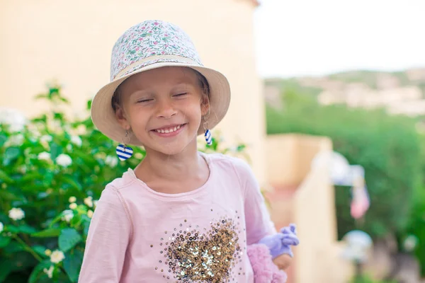 Entzückende kleine Mädchen haben Spaß im Freien — Stockfoto