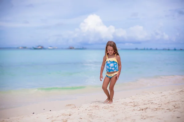 Adorabile bambina divertirsi sulla spiaggia tropicale durante le vacanze — Foto Stock