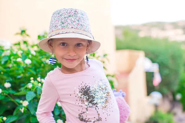 Schattig meisje plezier buitenshuis — Stockfoto