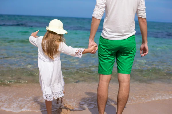 Happy father and his adorable daughter at white sandy beach — Stock Photo, Image
