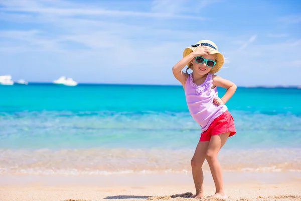 Urocza dziewczynka bawić się na tropikalnej plaży podczas wakacji — Zdjęcie stockowe