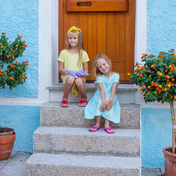 Niñas adorables durante las vacaciones de verano — Foto de Stock