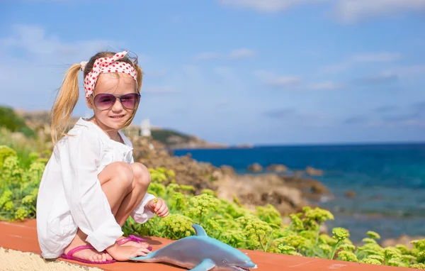 Entzückendes kleines Mädchen im Freien während der Sommerferien — Stockfoto